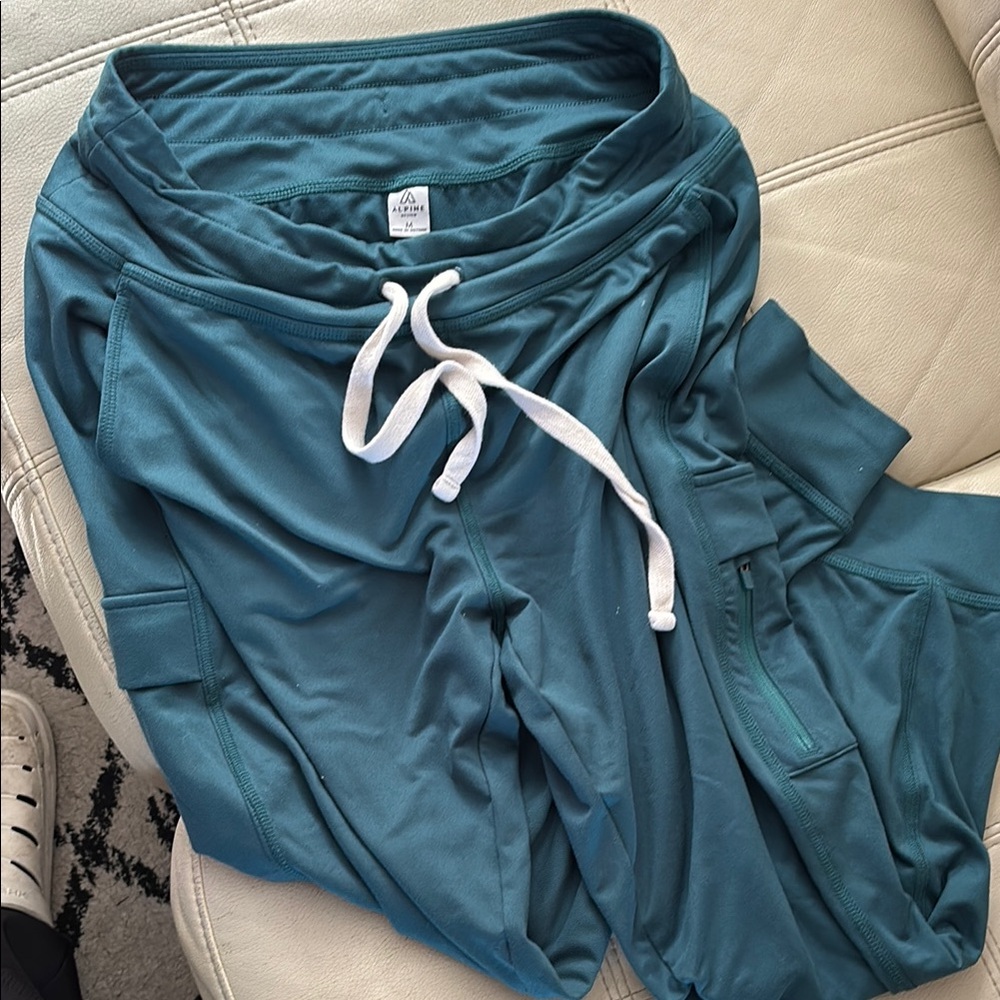Women’s M Alpine Teal Jogger Pants with White Drawstring and cargo pockets